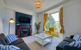 Brent House - 4 Bedroom Home Close To Shops, Harbour & Beaches
